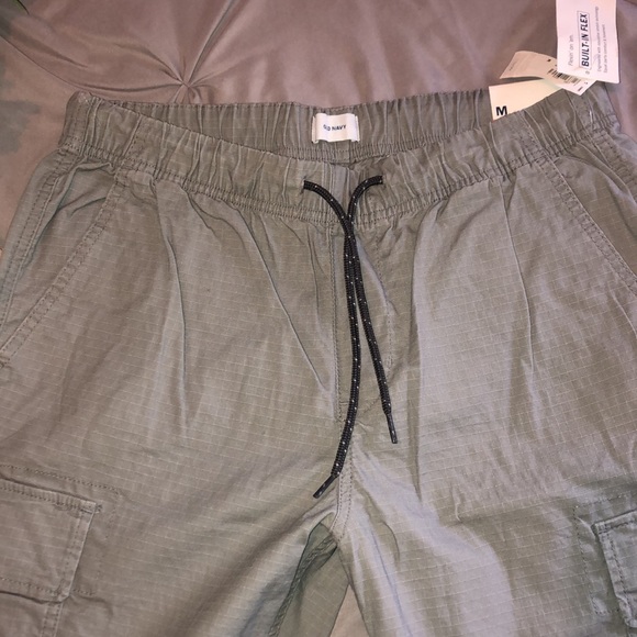 ✨LAST CHANCE FINAL SALE!!✨NWT Built-in-Flex Gray cargo pants by Old Navy - Picture 2 of 8